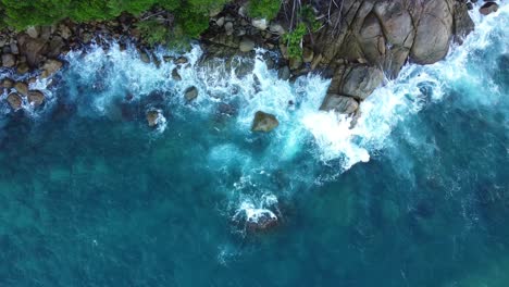 Wunderschöne-Wellen,-Die-Im-Ozean-Der-Seychellen-Krachen