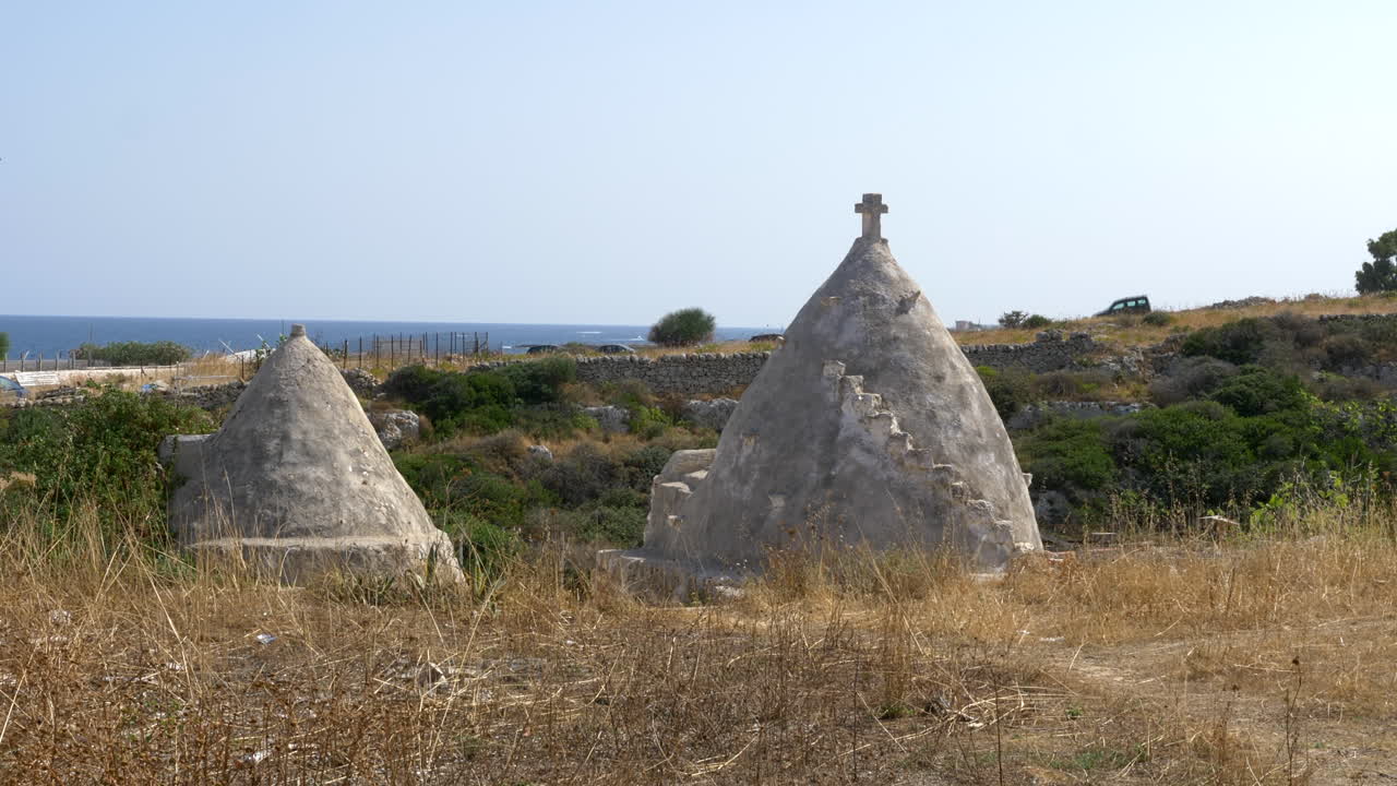 vista de trulli en la costa de polignano a mare en apulia, italia