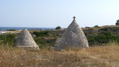 vista dei trulli sulla costa di polignano a mare in puglia, italia