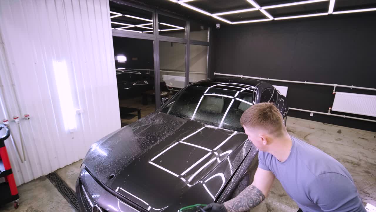 비닐 폴리우레탄 테이프로 자동차를 는 사람. 자동차를위한 필름. 자동차에 스티커 보호 필름