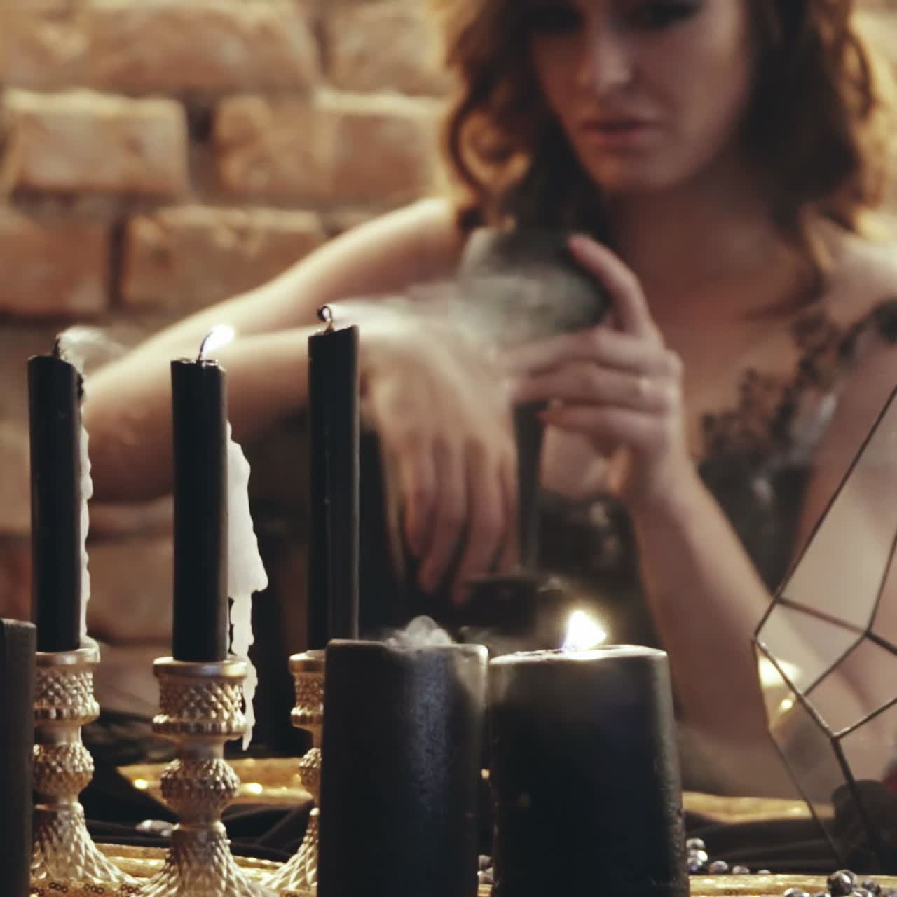 mujer con velas magia de adivinación