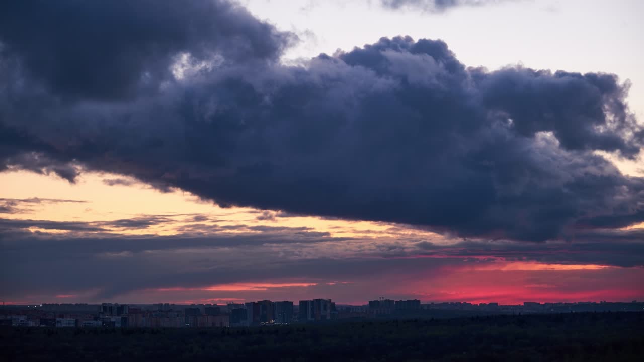 una gran nube de lluvia con un reflejo de la luz del sol rojo al amanecer, lapso de tiempo