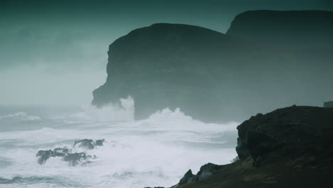 大海的激烈波浪在阿佐雷斯群島的龐塔多斯卡佩林霍斯 (ponta dos capelinhos) 擊中了岩石