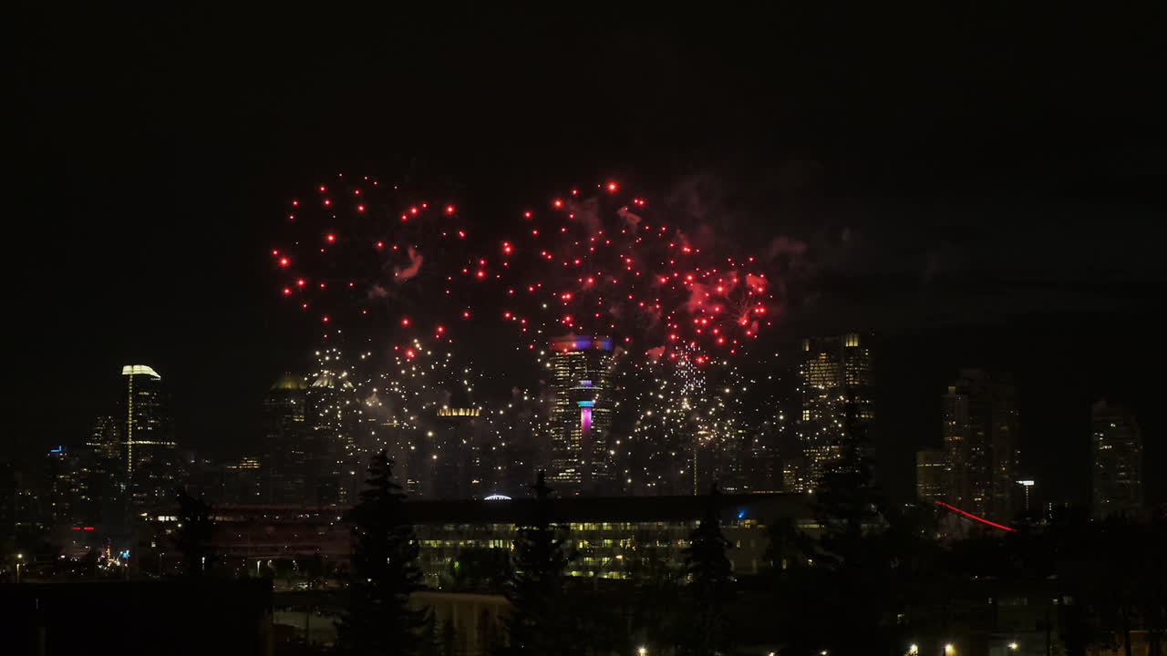 horizonte de la ciudad nocturna con coloridos fuegos artificiales en la estampida de calgary