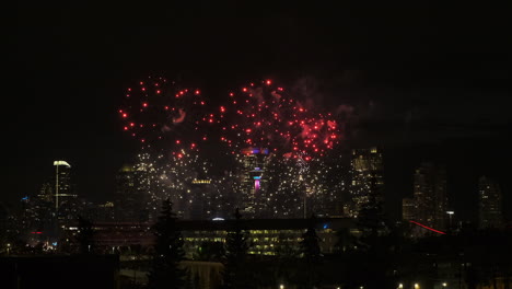 Nächtliche-Skyline-Der-Stadt-Mit-Farbenfrohem-Feuerwerk-Bei-Calgary-Stampede