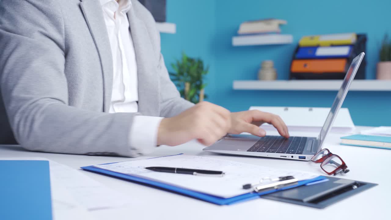 el empresario que levanta la bandera de la bancarrota se enoja, el dolor y las malas noticias, la falta de dinero y las deudas.