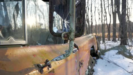 panorámica alrededor del lado del conductor de un viejo camión oxidado en una escena de bosque de invierno nevado