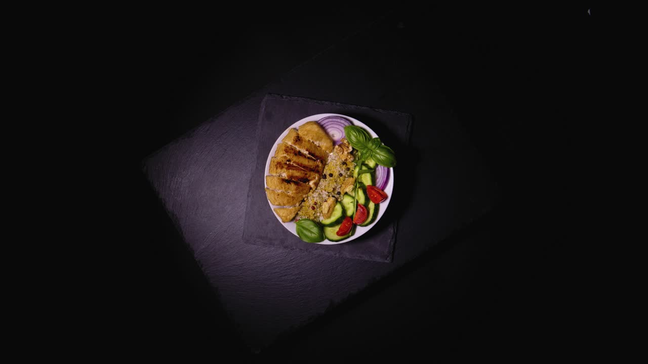 신선한 채소, 오이, 양파, 토마토, 바질로 장식된 요리된 고기의 회전판을 새눈으로 보고 복사 공간을 가지고 잘라냅니다.