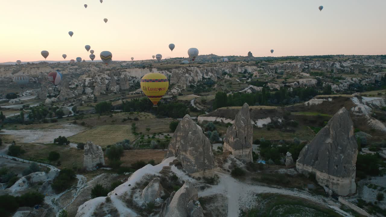 vistas mágicas de globos aerostáticos durante el amanecer