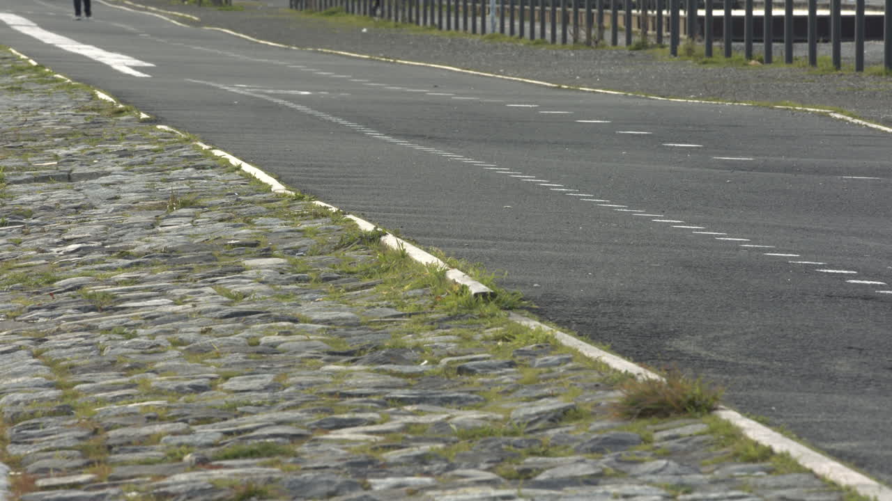 리스본에서 관광객이 운전하는 전기 스쿠터를 닫습니다.