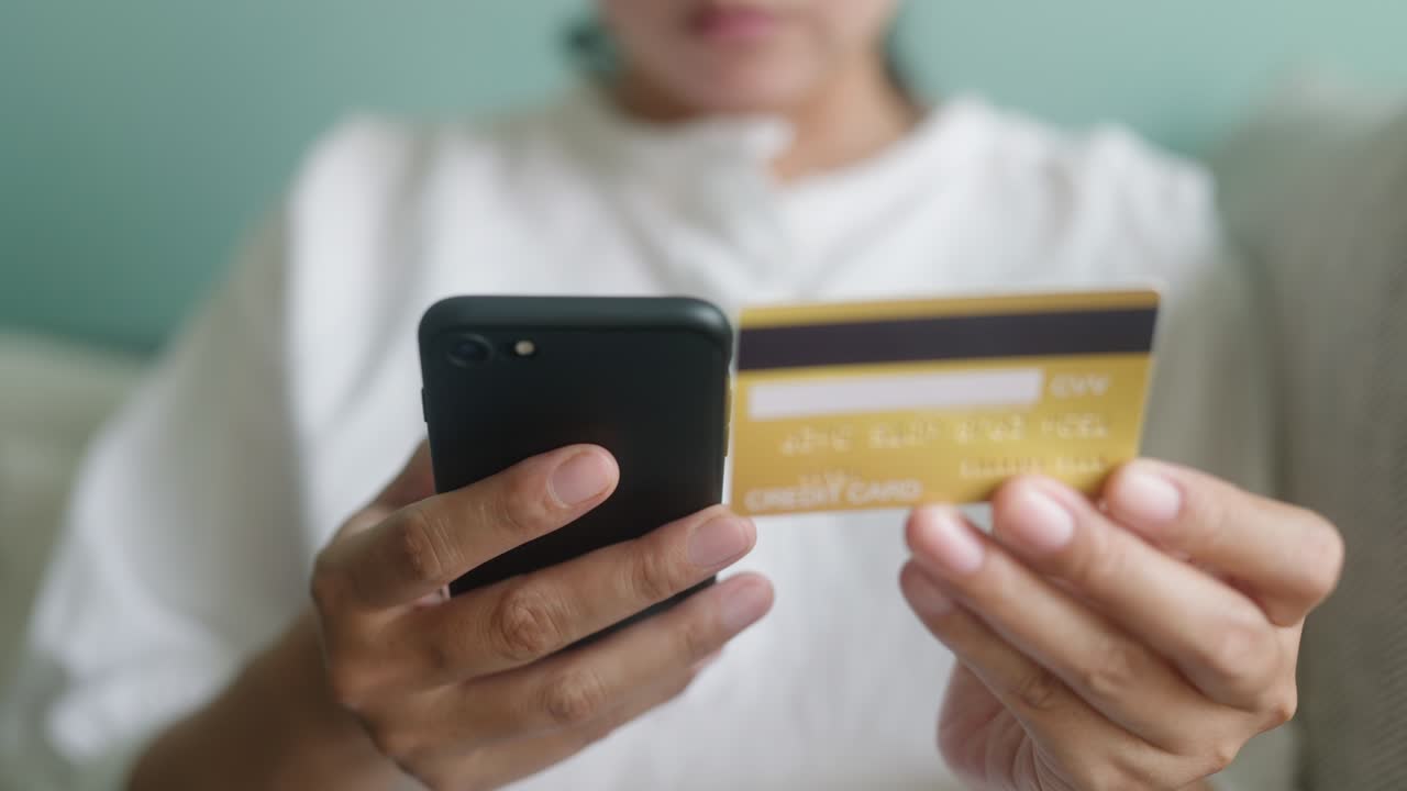mano de jóvenes mujeres asiáticas están comprando en línea con una tarjeta de crédito en martphone