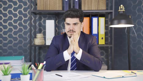 hombre de negocios estresado y enojado en la oficina.