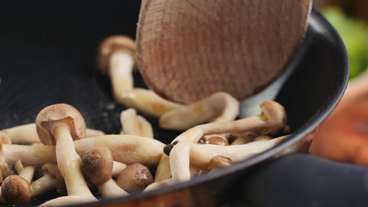 cocinar setas en una sartén