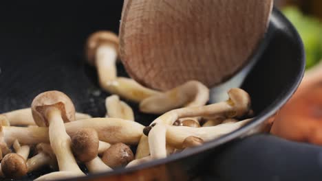 cocinar setas en una sartén