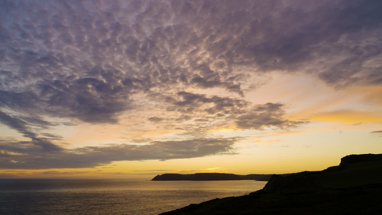 puesta de sol sobre la costa