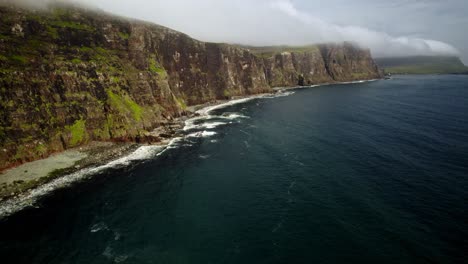 Slow-Lift-Drohnenaufnahme-Rauer-Grüner-Küstenklippen-Auf-Der-Insel-Skye-In-Schottland