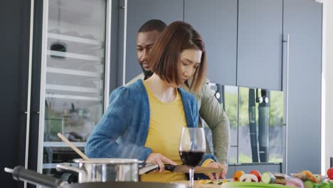 Vídeo-De-Una-Pareja-Diversa-Preparando-Comida-Juntos-En-La-Cocina-De-Casa