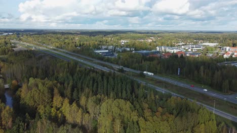 Luftaufnahme-Des-Fahrzeugverkehrs-Auf-Der-Geteilten-Autobahn-In-Der-Skandinavischen-Stadt