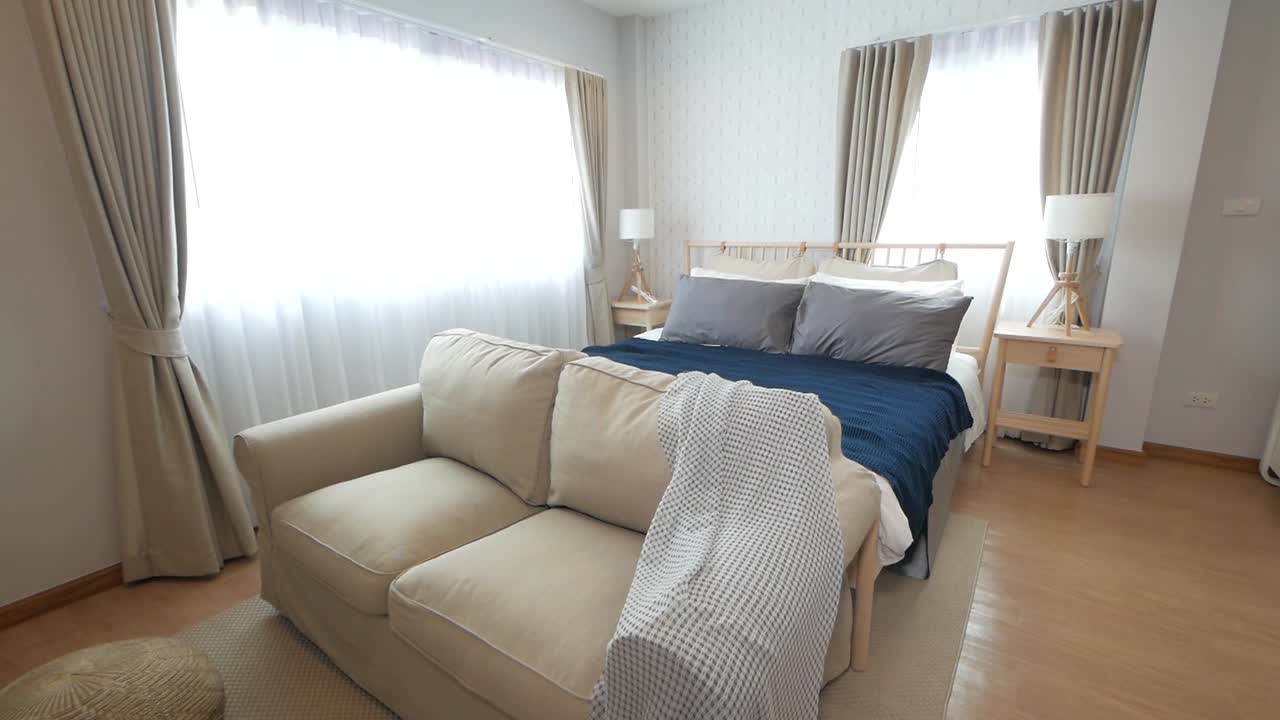 밝은 톤 장식의 미니멀 스타일 침실