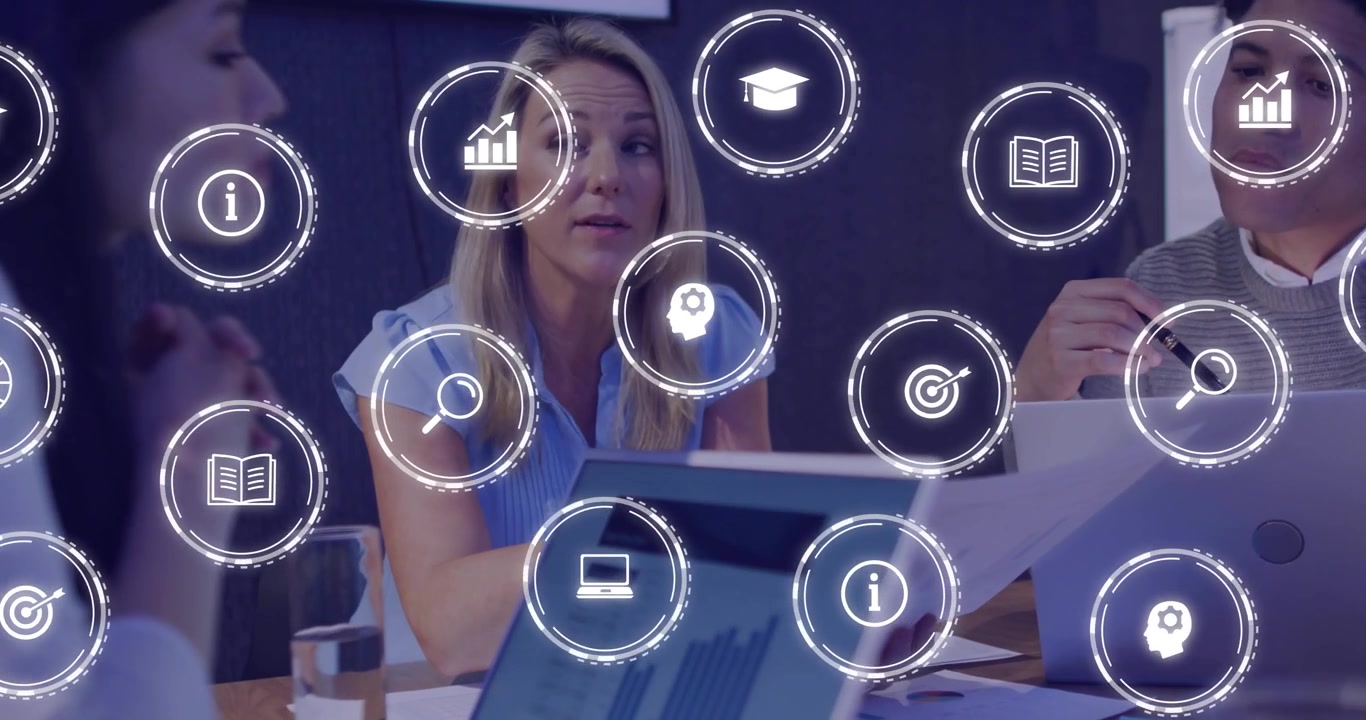 Team aziendale che collabora in ufficio con icone di dati digitali