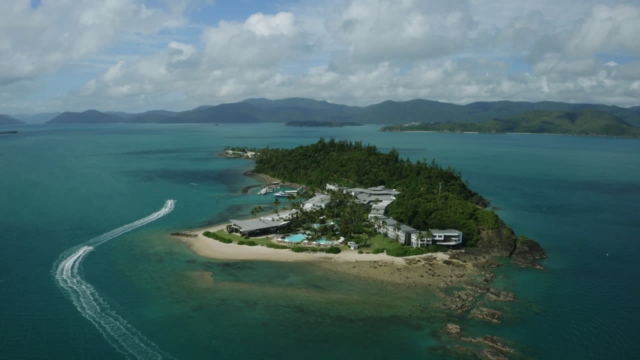 바다에 보트가 있는 열대 섬의 공중 촬영