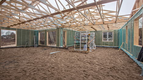 Sitio-De-Construcción-De-Una-Casa-Con-Marco-De-Palo-De-Madera---Lapso-De-Tiempo