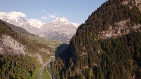 carrello di riprese aeree con drone da destra a sinistra che mostra la pittoresca cittadina di montagna svizzera grindelwald di fronte alle alpi svizzere