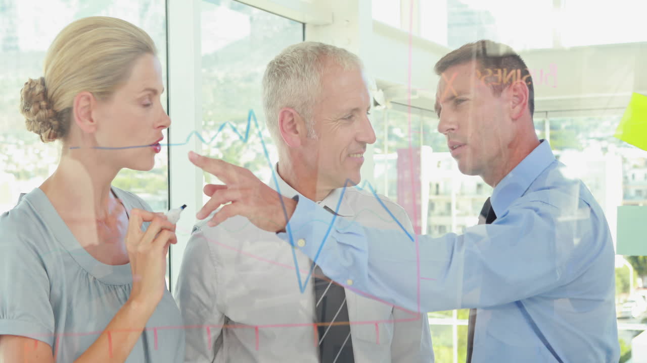 사업가 여성이 유리 위에 그래프를 그리고 있습니다.