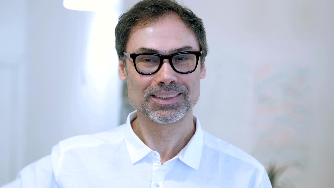 pulgares hacia arriba por un hombre de mediana edad en el trabajo, ambas manos