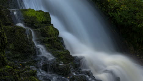 Lapso-De-Tiempo-De-La-Cascada-Del-Bosque-En-El-Paisaje-Rural-Durante-El-Otoño-En-Irlanda