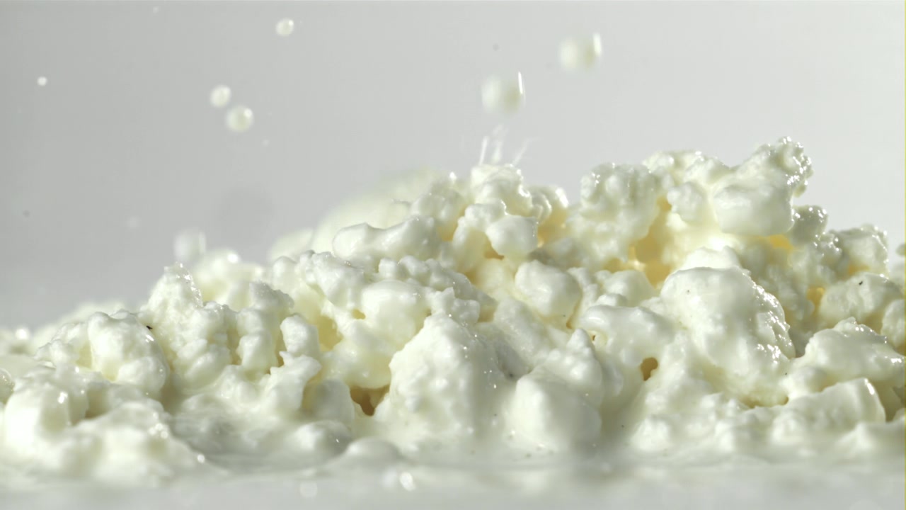 Gocce al rallentatore che schizzano su ricotta fresca