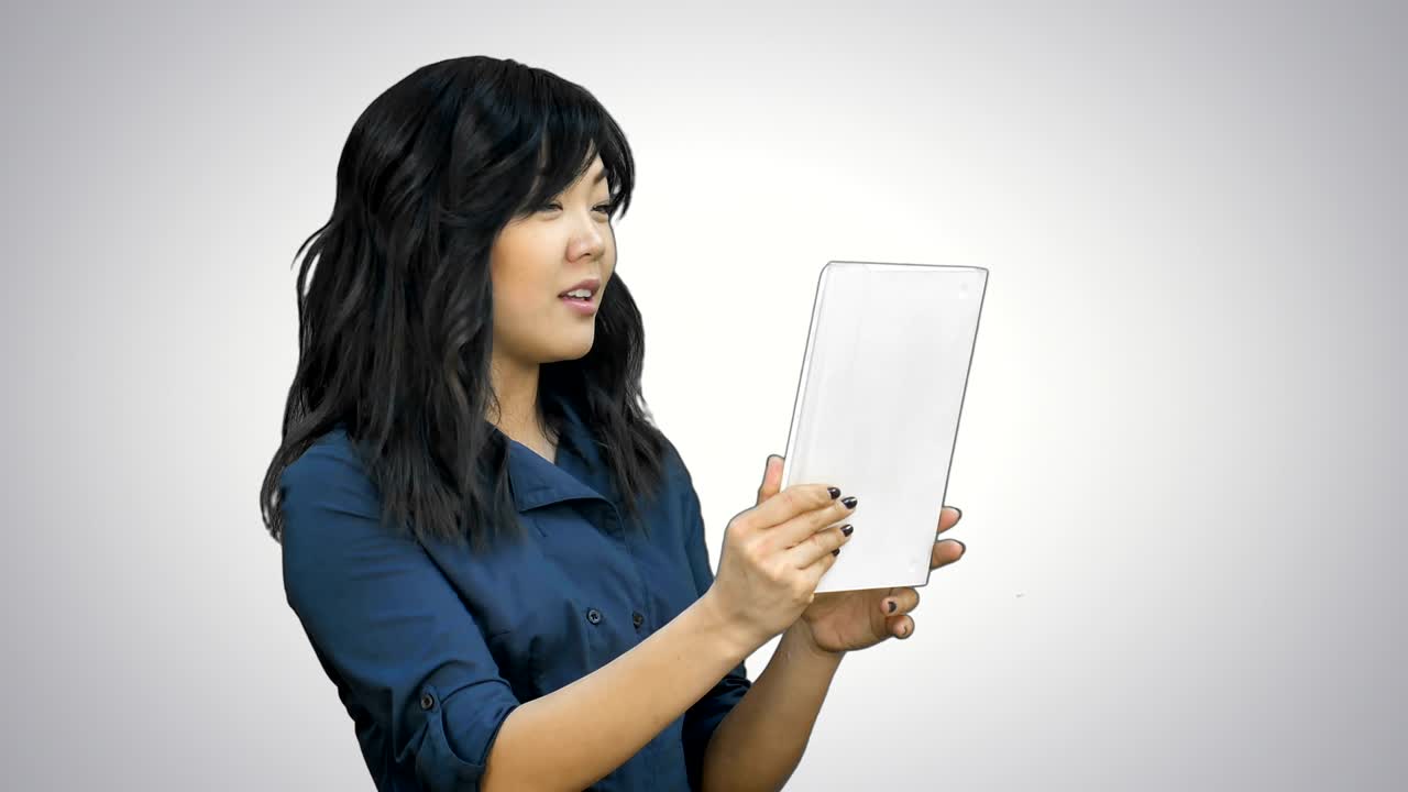 아시아 사업가 여성이 색 배경에 태블릿을 사용하여 채팅하고 있습니다.