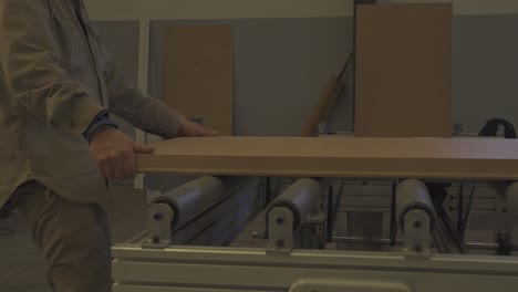 Ein-Arbeiter-In-Einer-Holztürenfabrik-Nimmt-Ein-Fertiges-Produkt-Von-Der-Produktionslinie