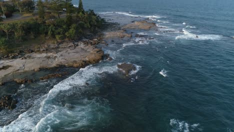 Toma-Aérea-De-Olas-Rompiendo-En-Rocas