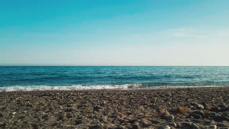 Sich-Horizontal-An-Einem-Leeren-Strand-Bewegen