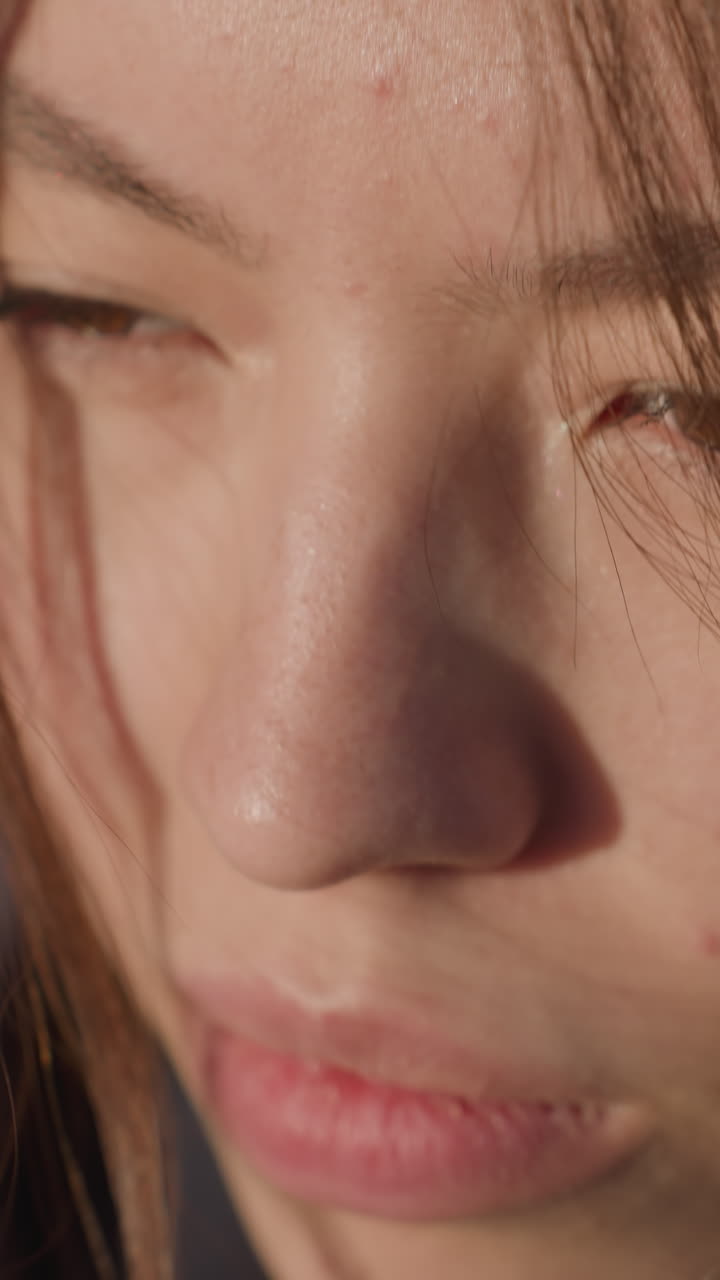 眼を閉じている女の子のクローズアップ彼女の表情は深く悲しい彼女のは部分的に彼女の顔を覆い悲しみと内省の感覚を加える