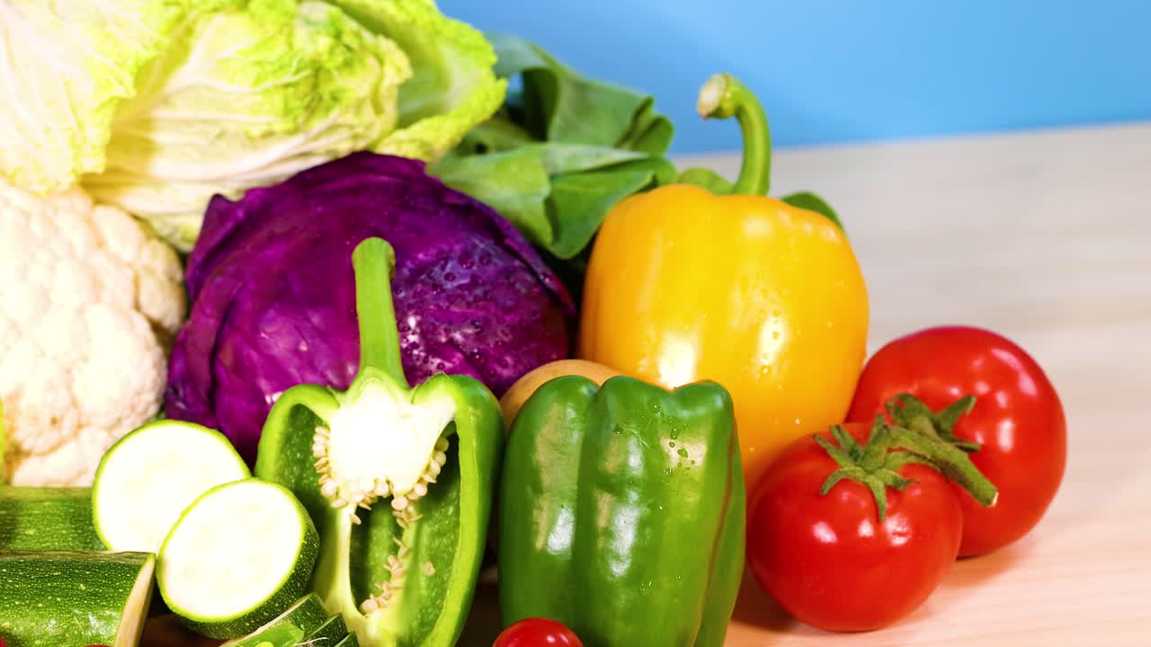 파란색 배경 에 배열 된 여러 가지 채소