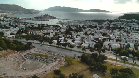 vista aérea de la ciudad turca de bodrum y su anfiteatro - turquía
