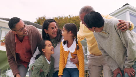 niños, padres y abuelos al aire libre