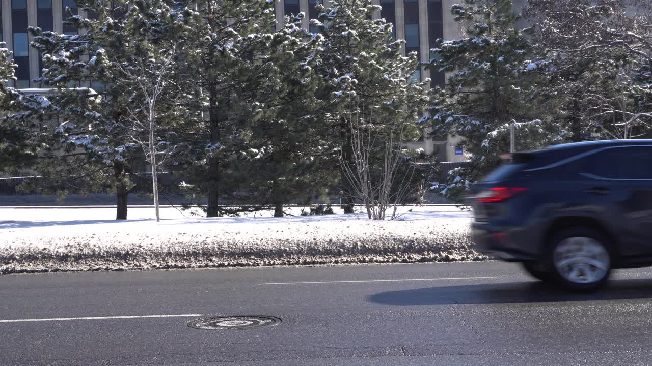 차들이 바쁜 거리의 양쪽을 지나가고 있다