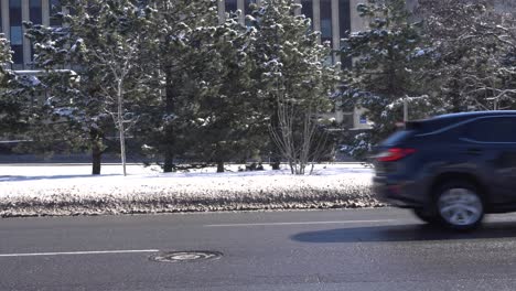 los coches están pasando a ambos lados de una calle muy transitada