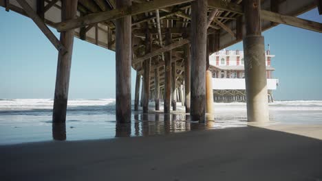 Debajo-Del-Muelle-Gente-Caminando-Olas-Rompiendo-En-El-Muelle