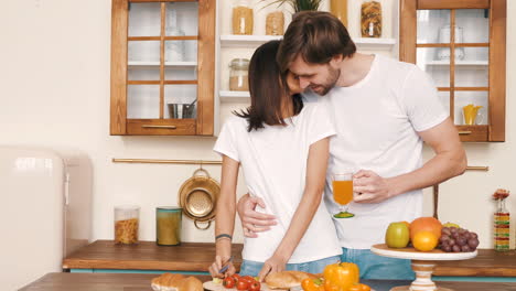 una pareja cocinando en la cocina.