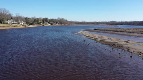 una vista de ángulo bajo sobre rancocas creek en nj en un día brillante y soleado