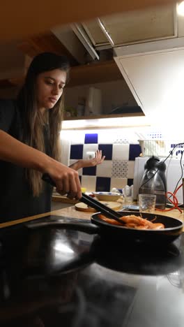 mujer cocinando camarones en la cocina