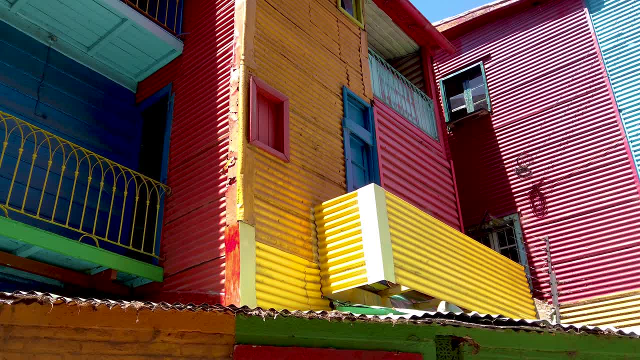 Ângulo inferior das casas de Caminito na cidade de Buenos Aires, Argentina, casas históricas no bairro de La Boca