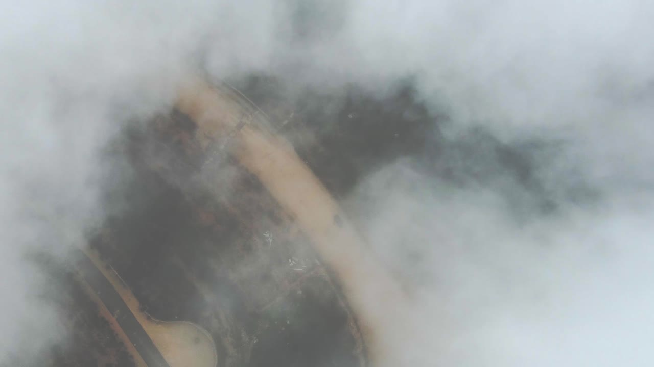 논과 자연으로 둘러싸인 일출 경로의 공중 영화 드론 보기