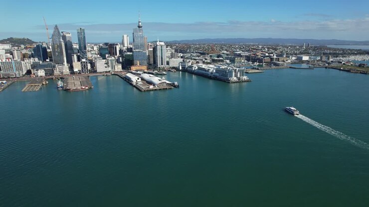 Skyline del porto sul lungomare di Auckland, Nuova Zelanda - Ripresa aerea con drone.