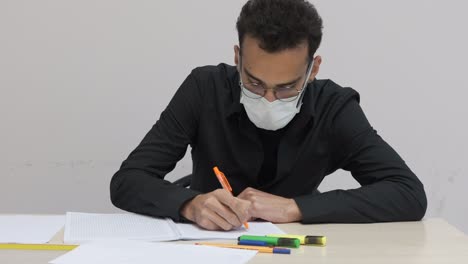 clase trabajadora de la máscara estudiantil