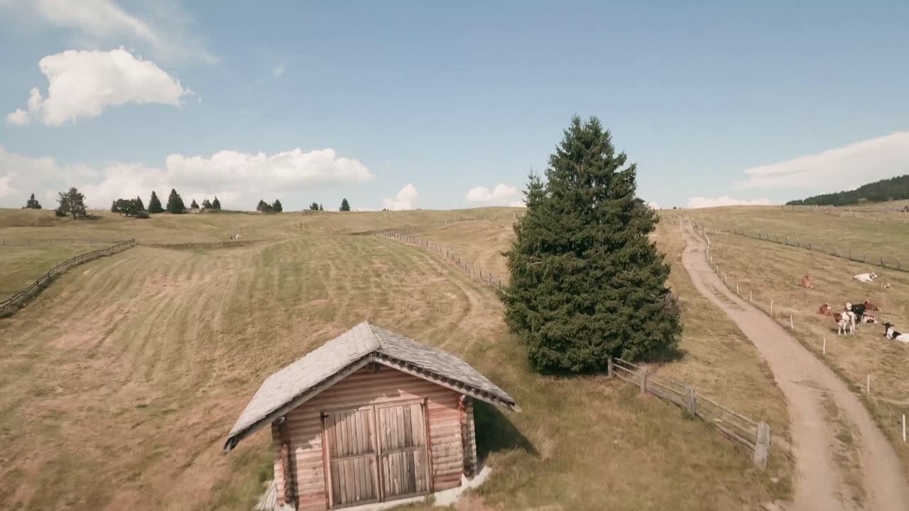 fpv drone footage, с дроном, скользящим низко и захватывающим живописные пейзажи